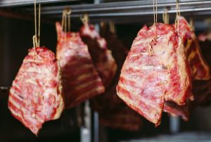 metoda na przygotowanie mięsa w wędzarni ogrodowej